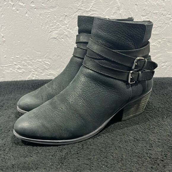 🔥 CLARKS Womens Black Leather Double Buckle Side Zip Ankle Booties Sz 10M - GUC - Picture 1 of 13